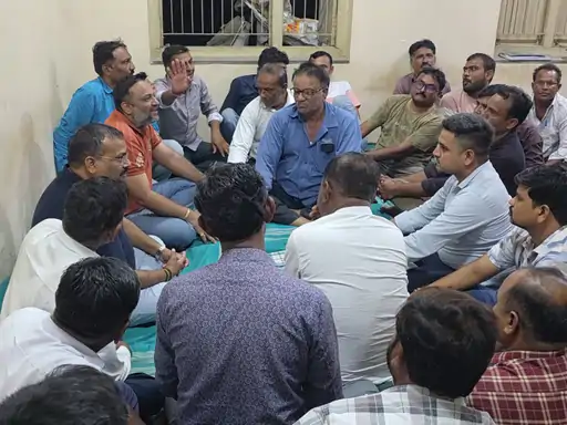 સાબરડેરી વિવાદ વધુ ઉગ્ર, હિંમતનગરમાં 60 દૂધમંડળીઓના પ્રતિનિધિઓની બેઠક: ભાવવધારો અને પશુપાલકોની મુક્તિની માગ